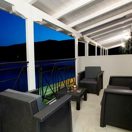 Captain Nick 2* Mikros Gialos